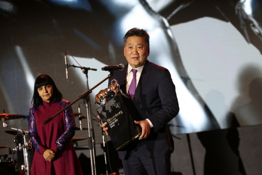 Монголбанкны Ерөнхийлөгч Б.Лхагвасүрэн “Economic Catalyst” шагналыг хүртлээ