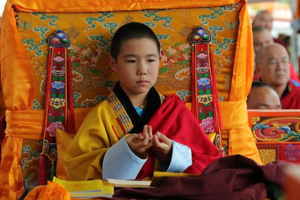 Миний өргөж байгаа энэ зул нь гурван мянган их мянган ертөнцийн энтэй уужим дэлгэр болтугай